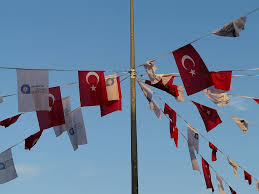 Bahrains flagg er rødt og hvitt, ved skillet mellom fargene er det et sikksakkmønster med fem spisser. Flagg Vimpel Tyrkisk Tyrkia Patriotisme Himmel Dag Rod Piqsels