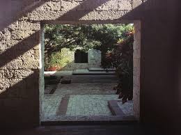 He was noted for his extensive use of red brick in his buildings and for using natural shapes like spirals, radial geometry and curves in his designs. Clasicos De Arquitectura Casa Presidencial Del Fuerte San Juan De Manzanillo Rogelio Salmona Plataforma Arquitectura