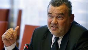 Az ombudsman és az Ab elérte: mégsem köteles rendben tartani portáját a  cigány, mert az diszkrimináció