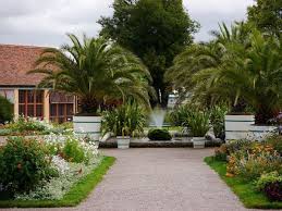 Er wirkt durch die verwendung warmer, vielfältiger farbtöne und typischer mediterraner pflanzen, die auch bei uns winterhart sind. Mediterrane Garten In Deutschland Inspirationen Und Gestaltungstipps