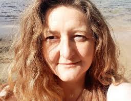 Mum bitten by poisonous OCTOPUS and 'injected with venom' after picking it  up