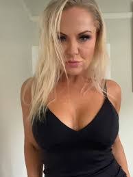 Billie Steele's Instagram, Twitter & Facebook