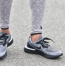 Ayağına uyum sağlayan, yenilenmiş flyknit üst kısım, minimal ve destekleyici bir tasarıma sahiptir. Nike Rubber Epic React Flyknit Running Shoes In Grey White Gray For Men Lyst