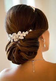 Tout comme les tresses, le chignon est tendance et reste la coiffure par excellence des futures mariées. Chignon De Mariage Avec Diademe Chignon Diademe Mariage Coiffure Mariage Idee Coiffure Mariage Chignon Mariee
