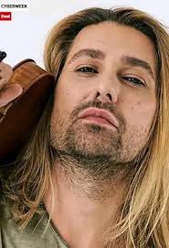 Голям цигулар. "Ако не бях голям цигулар, щях да бъда среден цигулар". A  great violinist. "If I weren't a great violinist, I would be an average  violinist."