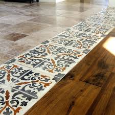 Une Jonction Carrelage Parquet Avec Bordure En Carreaux Tendance Wood Tile Floors Flooring Kitchen Flooring