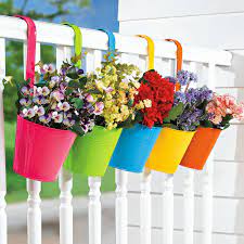 hanging planters budget wise home giardinaggio appartamento fioriere sospese fiori da balcone porch baskets