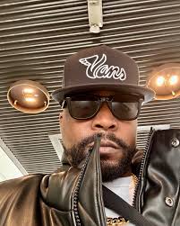 God is Good man with all the noise that's all around I stay focusing