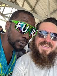 Good laps with my good friend. FUR 山洗吸 ပမးမ်င်ပြ့မော FU FURE L