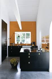 En Suede Une Ancienne Ferme Repensee En Loft Maison Scandinave Architecte Interieur Cuisine Noire