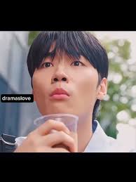 Disfrutando Dramas Coreanos con Snacks y Risas