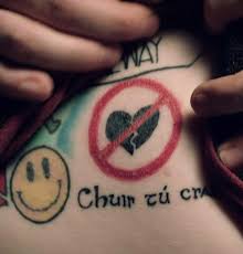 Ed Sheeran Hearts Don T Break Around Here перевод Ed Sheeran Reveals The Secrets Behind His Sixty Colourful Tattoos Ed Sheeran Tattoo Ed Sheeran Color Tattoo
