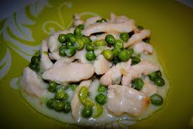 Il petto di pollo cotto con il latte rimane morbidissimo e la crema che si crea, chiede assolutamente di fare la scarpetta, io la faccio sempre! Mamma Oggi Cosa Cuciniamo Straccetti Di Pollo Al Latte Con Piselli
