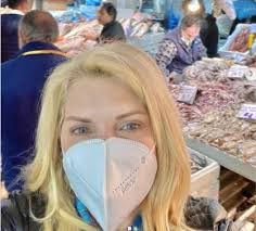 Όλα τα τελευταία νέα για την ζωή της ελένης. Xamos Me Thn Elenh Menegakh Parabiase Ta Metra Kai Katebhke Gia Pswnia Sthn Kentrikh Agora Ths A8hnas In Gr