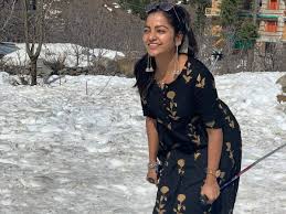 Watch the latest episodes of popular star vijay show, pandian stores through yupptv. Chithra Pandian Stores Fame Chithra Enjoys Her Vacation In Kullu And Manali With Family See Pictures Times Of India