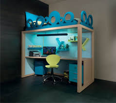 Ll letto a soppalco in stile nordico è disponibile sia con le scale dritte sia con le scale inclinate e con o senza scrivania. Letti A Castello Con Scrivania Sotto Camerette Per Bambini