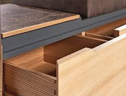 Bank Mit Gepolsterter Sitzflache Und Viel Stauraum Umlaufend Auf Gehrung Gefugte Korpusseiten Und Schubkastendoppel Bilden Eine Ba Gesellenstuck Kasten Bilden