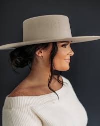 Hey everyone !! It's me !! I wanted to show myself (also show off the tan  of course) to remind everyone to prebook during this crazy season + the  things I have