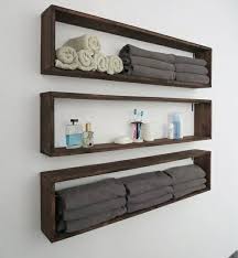 Wenn das wandregal auf dem boden stehend an die wand gelehnt wird, muss das möbelstück ebenso wie ein schrank oder eine kommode vor dem umkippen. Regal Selber Bauen Dunkelbraune Wandregale Aus Holz Graue Und Weisse Tucher Parfume Badezimmer Diy Furniture Diy Wall Shelves Home Diy