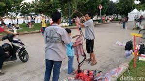 Musim bermain layang layang sudah tiba. Melihat Serunya Warga Bermain Layang Layang Di Taman Waduk Pluit