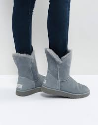 ugg classic graue boots mit kurzem knochelbund grau jetzt bestellen unter https mode ladendirekt de damen schuhe boots sonstige stiefel ugg boots uggs