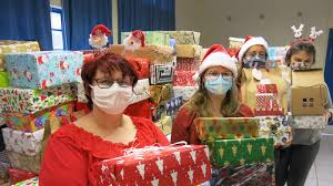 Solidarite Dans L Indre L Operation Boites De Noel Fait Un Carton Boîte carrée avec des finitions très élégantes, idéale pour contenir des cadeaux d'entreprise ou même des dossiers de presse. solidarite dans l indre l operation
