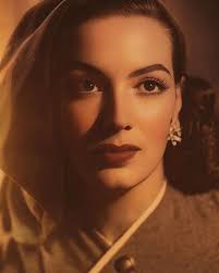 La belleza es un don aparte. Quien la tiene es verdaderamente privilegiado,  porque te ayuda para todo...para todo". María Félix