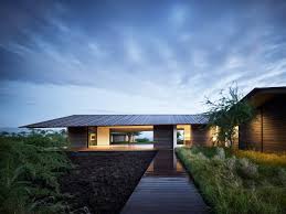 Us firm walker warner architects has designed a large residence in hawaii, where a great room opens onto a patio, a grassy poolside and sea views. Hale Mau U By Walker Warner Architects Sits Low In The Hawaiian Landscape