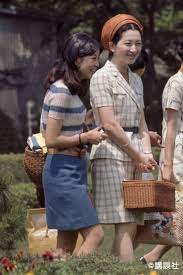 スクエアのかごバッグはプライベートシーンでご愛用に 毎日 美智子さま今なお 色あせない品格とエレガンス mi mollet ミモレ 明日の私は もっと楽しい 美智子さま 品格 美智子