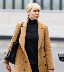 Jennifer lawrence has been sporting a new textured bob haircut which looks amazing on her. Jennifer Lawrence Has Bangs See Her New Hairstyle