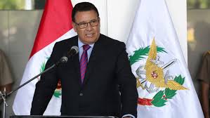El ministro de defensa peruano, josé huerta, murió este lunes a consecuencia de un infarto, cuando se encontraba desarrollando una visita de trabajo a huerta, de 71 años, era un general en retiro del ejército peruano (ep) que asumió la cartera de defensa en abril de 2018, en el actual gobierno del. Fallece El Ministro De Defensa Peruano Tras Sufrir Un Infarto Durante Un Viaje Oficial En El Amazonas Rt