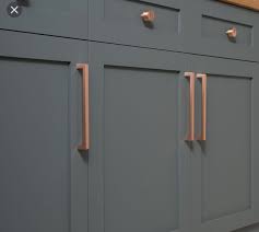 Rose Gold Hardware On Charcoal Cabinetry Puxador Cozinha Cozinhas Escuras Puxador Armario