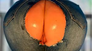 Puta Kris en jeans rotos ruega que le llene el coño lleno de semen