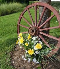 Cheap Garden Decoration In 28 Objects Of Style Shabby Chic Or Rustic Style My Desired Home Rustic Garden Decor Wagon Wheel Garden Wagon Wheel Decor