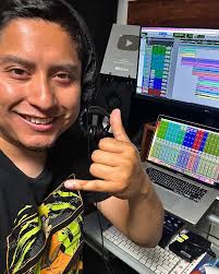 Feliz de terminar de grabar toda la música para el nuevo sencillo de  @herenciadivinamusic 🎶🔥🙌🏼🥳 ahí les comparto un adelanto pronto… 😃