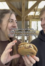 on A Tous Besoin Dun Aaron Bff