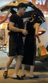 Nữ ca sĩ cập nhật hình ảnh tuy nhiên, nhiều người chợt nhận ra ý đồ của yêu nữ hàng hiệu: Trai Ä'áº¹p Há»™ Tá»'ng Ca SÄ© Lá»‡ Quyen Tren Phá»' Ha Thanh La Ai 2sao