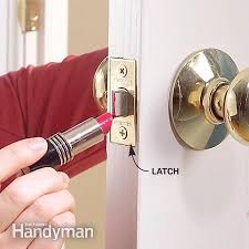 Fix A Door That Won T Close Trucs Et Astuces Idee Deco Bricolage Reparation