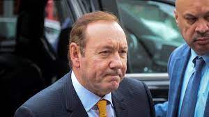 images?q=tbn:ANd9GcQRAmWuuafRLyU3TeocF FQotsGPs4S9KHGCESIpSvWlI33UJZuPcai vdOUHZDNEbIuF0&usqp=CAU - Kevin Spacey se enfrenta de nuevo a la justicia británica