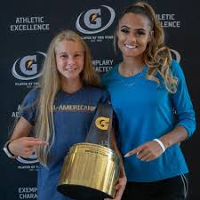 Here are five things you should know about the track star. Sydney Mclaughlin Surprises Katelyn Touhy With 2017 18 Girls Gatorade National Girls Track Field Of The Year Runblogrun