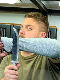 Protetor de Braços Contra Cortes: Segurança em Ação