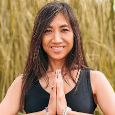 Amazon.com: Holistic: 22 Expert Holistic Practitioners Help You Heal Mind,  Body And Spirit In New Ways (Transformation): 9781951131937: Schaefer,  Kyra: Books