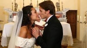 Vedremo arianna che metterà in pericolo guido e cercherà l' aiuto di andrea che riuscirà a risolvere il problema; Franco Boschi E Angela Poggi Un Posto Al Sole L Amore In Un Posto Al Sole Abbracciame Facebook