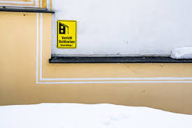 Vorsicht vor dachlawinen und eiszapfen. Fotos Lizenzfreie Bilder Grafiken Vektoren Und Videos Von Dachlawinen Adobe Stock