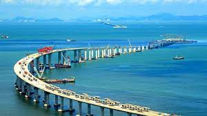 Sebelumnya jembatan terpanjang di dunia adalah jembatan jiaozhou bay, yang membentang sejauh 26,3 mil. Cina Rampungkan Jembatan Terpanjang Di Dunia 55 Km Hubungkan Hong Kong Macau Zhuhai Tribun Kaltim