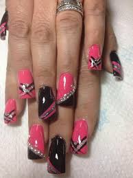 In this nail design, wear a simple hot pink manicure and design it with black and silver chevrons on the thumb and ring finger. Hot Pink And Gold Nails Novocom Top