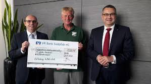 Dieser wird von ihrer bank ausgegeben und besteht aus 5 bis 11 ziffern. Vr Bank Sudpfalz Ubergibt 15 000 Euro Scheck An Handballabteilung Des Tv Worth Pfalz Express