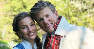 Sturla regnes som en av landets beste standup komikere og var med helt i starten av det norske standupeventyret. Johannes Hosflot Klaebo Og Kjaeresten Med Gladnyhet