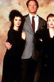 After barbara and adam maitland die in a car accident, they find themselves stuck haunting their director: Beetlejuice De Tim Burton Avec Michael Keaton Alec Baldwin Geena Davis Et Winona Ryder 1988 Cine Club Specia L Beetlejuice Tim Burton Films Winona Ryder