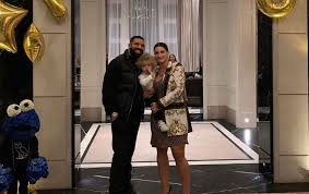 Maman est fière de son grand garçon (petit koala à temps partiel)👩‍👦. Drake And Sophie Brussaux Celebrate Son Adonis On First Day Of School